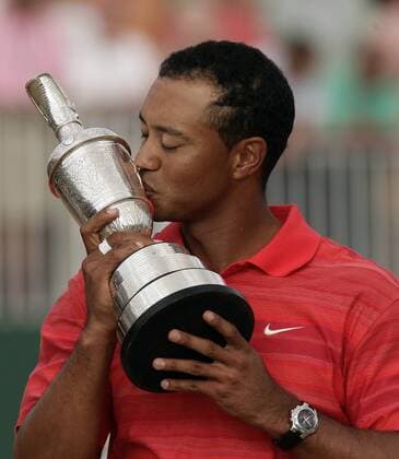 Eldrick Tiger Woods (USA) gewinnt die British Open 2006 und küßt die - Claret Jug - bei der Siegerehrung -  (LON2006072301) Golf Herren British Open Championship 2006, PGA European Tour Porträt Hoylake Liverpool Glück Golf Herren British Open Championship 2006, PGA European Tour Porträt Hoylake Liverpool Glück
