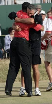 Tiger Woods (USA, li.) gewinnt mit den British Open 2006 das erste Turnier seit dem Tod seines Vaters und umarmt emotional entsprechend aufgelöst seinen Caddie Steve Williams (Neuseeland) -  (LON2006072306) Golf Herren British Open Championship 2006, PGA European Tour Gruppe Hoylake Liverpool Glück Begeisterung, Freude, Kameradschaft, Golf Herren British Open Championship 2006, PGA European Tour Gruppe Hoylake Liverpool Glück Begeisterung, Freude, Kameradschaft,