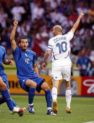 Gianluca Zambrotta (Italien, li.) und Zinedine Zidane (Frankreich) machen auf sich aufmerksam Fußball WM Herren WM 2006, Länderspiel, Nationalteam, Nationaltrikot, Finale, Endspiel Gruppe Berlin Fußball WM Herren WM 2006, Länderspiel, Nationalteam, Nationaltrikot, Finale, Endspiel Gruppe Berlin