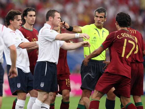 Wayne Rooney (Mitte) lässt sich weder von Owen Hargreaves (li., beide England), noch von FIFA Schiedsrichter Horacio Elizondo (Argentinien) beruhigen, er hat es auf Cristiano Ronaldo (Portugal, re.) abgesehen - Fußball WM Herren WM 2006, Länderspiel, Nationalteam, Viertelfinale, Nationaltrikot, England - Portugal 1:3 n.E. Gruppe Gelsenkirchen Spannung, Fußball WM Herren WM 2006, Länderspiel, Nationalteam, Viertelfinale, Nationaltrikot, England - Portugal 1:3 n.E. Gruppe Gelsenkirchen Spannung,