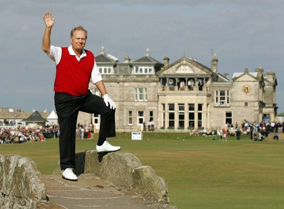 Jack Nicklaus (USA) am Rande der British Open 2005 auf der Swilcan Bridge des Old Course of St. Andrews - Hi. Das Clubhouse -  (poy2005108) Golf Herren British Open Championship 2005, PGA Tour, Totale The Old Course Royal and Ancient Golf Course St. Andrews Freude, Golf Herren British Open Championship 2005, PGA Tour, Totale The Old Course Royal and Ancient Golf Course St. Andrews Freude,