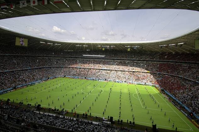 Bayrische Trachtengruppe sorgt im FIFA WM Stadion München für das angemessene Rahmenprogramm Fußball WM Herren WM 2006, Eröffnung, Feier, Eröffnungsfeier, Zeremonie, Eröffnungszeremonie Totale Worldcup Stadium, World Cup, Bayern, Zuschauer München, Publikum, Schuhplattler Fußball WM Herren WM 2006, Eröffnung, Feier, Eröffnungsfeier, Zeremonie, Eröffnungszeremonie Totale Worldcup Stadium, World Cup, Bayern, Zuschauer München, Publikum, Schuhplattler