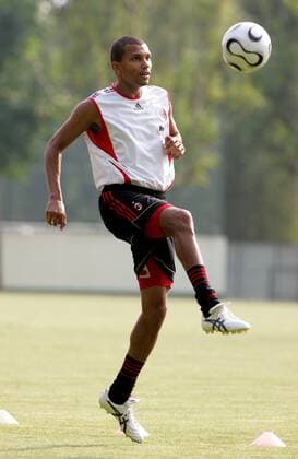 Marcio Amoroso (Milan) jongliert den Ball - Fußball Herren Serie A 2006 2007, 1. Italienische Liga, AC Mailand, Vorbereitung, Saisonvorbereitung, Training Einzelbild Mailand Dynamik, Fußball Herren Serie A 2006 2007, 1. Italienische Liga, AC Mailand, Vorbereitung, Saisonvorbereitung, Training Einzelbild Mailand Dynamik,
