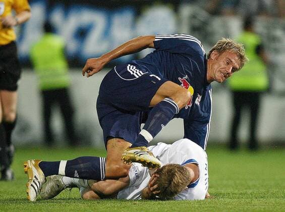 Alexander Zickler (Salzburg) steigt über Hannu Tihinen (FC Zürich) hinweg Fußball EC 1 Herren Champions League Qualifikation 2006 2007, FC Zürich - SV Red Bull Salzburg 2:1, Redbull Gruppe Zürich Kampf Fußball EC 1 Herren Champions League Qualifikation 2006 2007, FC Zürich - SV Red Bull Salzburg 2:1, Redbull Gruppe Zürich Kampf