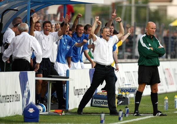 Trainer Lucien Favre (FC Zürich, vorn) - Torjubel Fußball EC 1 Herren Champions League Qualifikation 2006 2007, FC Zürich, Totale Zürich Freude, Fußball EC 1 Herren Champions League Qualifikation 2006 2007, FC Zürich, Totale Zürich Freude,