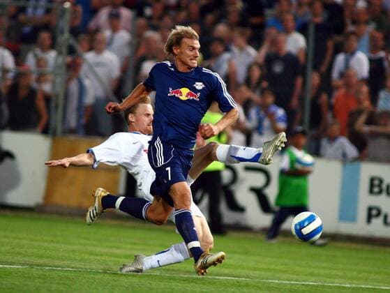 Alexander Zickler (Salzburg, vorn) gegen Hannu Tihinen (Zürich) Fußball EC 1 Herren Champions League Qualifikation 2006 2007, FC Zürich - SV Red Bull Salzburg 2:1, Redbull Gruppe Zürich Dynamik, Fußball EC 1 Herren Champions League Qualifikation 2006 2007, FC Zürich - SV Red Bull Salzburg 2:1, Redbull Gruppe Zürich Dynamik, 