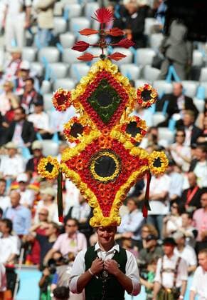 Eröffnungsfeier der WM 2006: Darsteller mit imposanten Kopfschmuck Fußball WM Herren WM 2006, Eröffnungsfeier, Feier, Zeremonie, Eröffnung, Rahmenprogramm, Show, Showprogramm, Vdig Einzelbild München Fußball WM Herren WM 2006, Eröffnungsfeier, Feier, Zeremonie, Eröffnung, Rahmenprogramm, Show, Showprogramm, Vdig Einzelbild München
