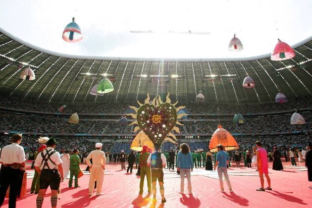 Eröffnungsfeier der WM 2006 im ausverkauften FIFA WM Stadion München - Artisten in bunten Reifröcken schweben an Seilen über das Stadion Fußball WM Herren WM 2006, Eröffnungsfeier, Feier, Zeremonie, Eröffnung, Rahmenprogramm, Show, Showprogramm, Vdig Totale FIFA WM Stadion, Worldcup, World Cup Stadium München Fußball WM Herren WM 2006, Eröffnungsfeier, Feier, Zeremonie, Eröffnung, Rahmenprogramm, Show, Showprogramm, Vdig Totale FIFA WM Stadion, Worldcup, World Cup Stadium München