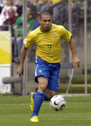Ronaldo (Brasilien) am Ball -  Fußball WM Herren WM 2006, Länderspiel, Nationalteam, Achtelfinale, Nationaltrikot Einzelbild Dortmund Dynamik, Fußball WM Herren WM 2006, Länderspiel, Nationalteam, Achtelfinale, Nationaltrikot Einzelbild Dortmund Dynamik,