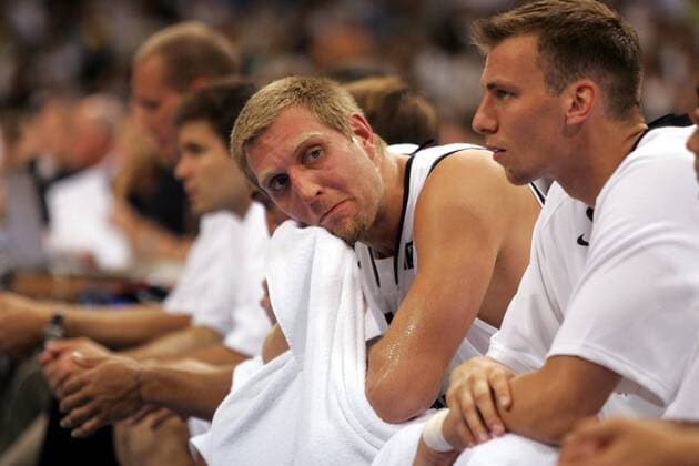 Dirk Nowitzki (li.) und Guido Grünheid (beide Deutschland) skeptisch auf der Bank Basketball Länderspiel Herren Freundschaftsspiel 2006, Test, Testspiel, Nationalteam, Nationaltrikot Gruppe Hamburg Erschöpfung, Basketball Länderspiel Herren Freundschaftsspiel 2006, Test, Testspiel, Nationalteam, Nationaltrikot Gruppe Hamburg Erschöpfung,