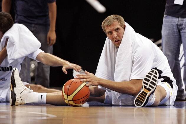 Dirk Nowitzki (Deutschland) - Stretching Basketball Länderspiel Herren Freundschaftsspiel 2006, Test, Testspiel, Nationalteam Einzelbild Hamburg Basketball Länderspiel Herren Freundschaftsspiel 2006, Test, Testspiel, Nationalteam Einzelbild Hamburg