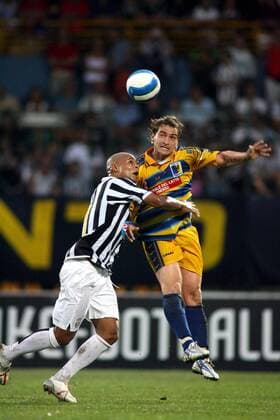 Ruben Olivera (Juventus Turin, li.) gegen einen Gegenspieler -  Fußball Herren Saisonvorbereitung 2006 2007, Vorbereitung, Test, Testspiel, Trentino Calcio - Juventus Turin 1:3 Gruppe Trentino Fußball Herren Saisonvorbereitung 2006 2007, Vorbereitung, Test, Testspiel, Trentino Calcio - Juventus Turin 1:3 Gruppe Trentino