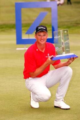 Robert Karlsson (Schweden) - Sieger der Deutsche Bank Players Championship of Europe präsentiert stolz seine Trophäe Golf Herren Deutsche Bank Players Championship of Europe, Player s, PGA European Tour Einzelbild Gut Kaden 2006 Hamburg Alveslohe Golf Herren Deutsche Bank Players Championship of Europe, Player s, PGA European Tour Einzelbild Gut Kaden 2006 Hamburg Alveslohe