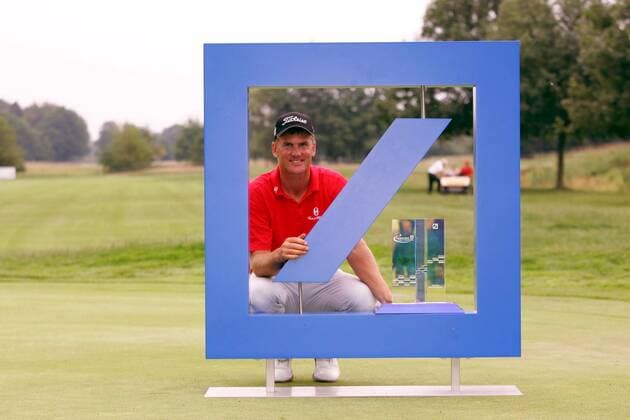 Robert Karlsson (Schweden) - Sieger der Deutsche Bank Players Championship of Europe mit dem Firmenlogo der Deutschen Bank Golf Herren Deutsche Bank Players Championship of Europe, Player s, PGA European Tour Einzelbild Gut Kaden 2006 Hamburg Alveslohe Golf Herren Deutsche Bank Players Championship of Europe, Player s, PGA European Tour Einzelbild Gut Kaden 2006 Hamburg Alveslohe