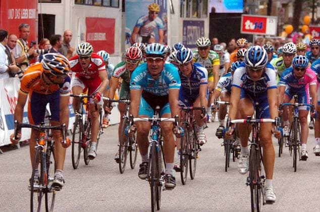 Oscar Freire (Spanien Rabobank, li.) gewinnt die Vattenfall Cyclassics 2006 vor Erik Zabel (Deutschland Milram, Mitte) und Filippo Pozzato (Italien Quick Step Innergetic) - Radsport Herren Vattenfall Cyclassics 2006, ProTour, Straßenradsport, Straße, Rad Gruppe Hamburg Radsport Herren Vattenfall Cyclassics 2006, ProTour, Straßenradsport, Straße, Rad Gruppe Hamburg