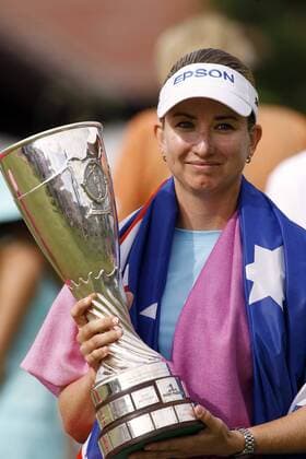 Karrie Webb (Australien) gewinnt das Evian Masters 2006 und präsentiert ihre Trophäe, eingehüllt in die Australische Landesfahne -  (pan15380) Golf Damen Evian Masters 2006, LPGA Tour, Frauen, Frauengolf Einzelbild Evian les Bains Golf Damen Evian Masters 2006, LPGA Tour, Frauen, Frauengolf Einzelbild Evian les Bains  