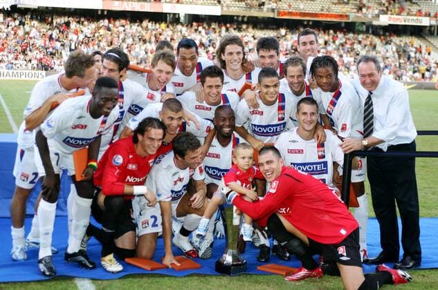 Supercupsieger 2006 Lyon - Siegerfoto um Torwart Remy Vercoutre (vorn re.) mit seinem Sohn und der Trophäe -  (pan15379) Fußball Herren Trophee des Champions 2006, Olympique Lyonnais, OL, Vdig Totale Lyon Freude, Fußball Herren Trophee des Champions 2006, Olympique Lyonnais, OL, Vdig Totale Lyon Freude,  