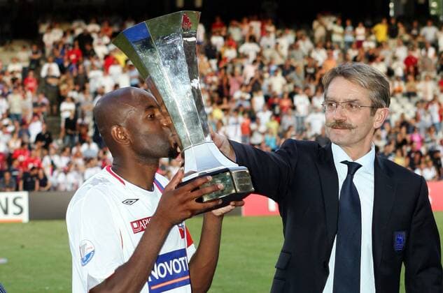 LFP Präsident Frederic Thiriez (re., Frankreich) übergibt den Supercup an Claudio Roberto Cacapa (Lyon), der diesen gleich mit einem dicken Schmatzer begrüßt - (pan15379) Fußball Herren Trophee des Champions 2006, Olympique Lyonnais, OL, Französischer Supercup, Vdig Gruppe Verband, Präsidium, Vorstand Lyon, Funktionär, Funktionäre, Verbandsführung Freude, Begeisterung, Fußball Herren Trophee des Champions 2006, Olympique Lyonnais, OL, Französischer Supercup, Vdig Gruppe Verband, Präsidium, Vorstand Lyon, Funktionär, Funktionäre, Verbandsführung Freude, Begeisterung,