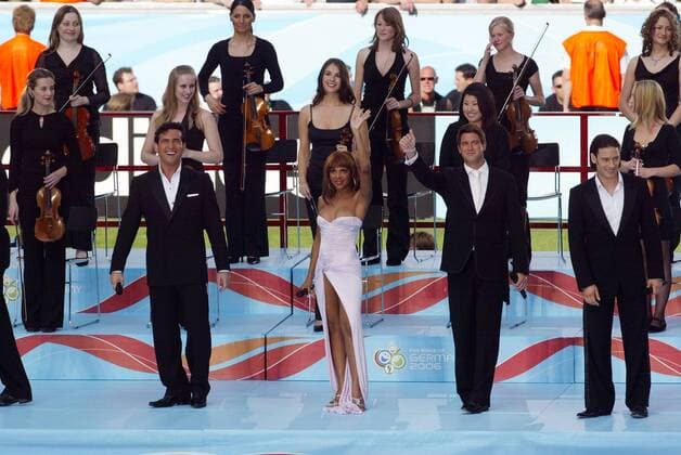 Eröffnungsfeier zur FIFA WM 2006: Sängerin Toni Braxton (USA) und die Il Divo Tenöre, v. li.: Carlos Marin (Spanien), Sebastian Izambard (Frankreich) und Toni Buhler (Schweiz) -  (MUN2006060916) Fußball Herren WM 2006, Eröffnungsfeier, Eröffnung, Zeremonie, Feier, Gruppe München Fußball Herren WM 2006, Eröffnungsfeier, Eröffnung, Zeremonie, Feier, Gruppe München