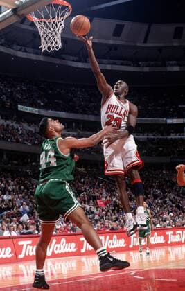 Michael Jordan (Chicago Bulls, re.) gegen Rich Fox (Boston Celtics) - (Icon9590098) Basketball Herren NBA 1997 1998 Gruppe Aufnahmedatum geschätzt Chicago Dynamik, Basketball Herren NBA 1997 1998 Gruppe Aufnahmedatum geschätzt Chicago Dynamik, EDITORIAL USE ONLY