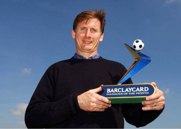 Trainer Glenn Roeder (West Ham United) - Trainer des Monats März 2003 der Barclaycard Premiership mit dem entsprechenden Pokal des Ligasponsors -  Fußball Herren English Premier League 2002 2003, 1. Englische Liga, Aufnahmedatum geschätzt, Vdig Einzelbild Manager of the Month, bester London Fußball Herren English Premier League 2002 2003, 1. Englische Liga, Aufnahmedatum geschätzt, Vdig Einzelbild Manager of the Month, bester London