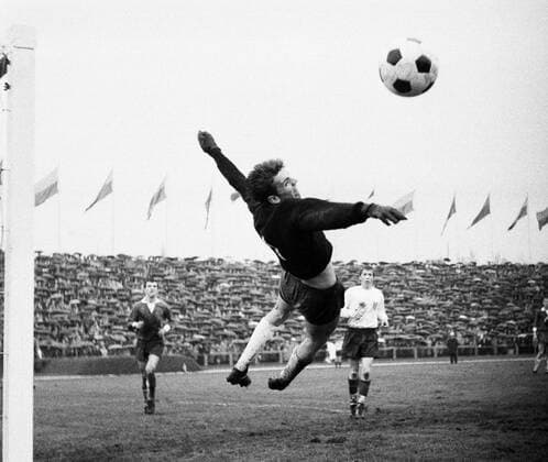 Torwart Jürgen Croy (DDR) - Torwartparade Fußball Länderspiel Herren Internationales UEFA Jugendturnier 1965, Turnier,Junioren, Nationalteam, Nationaltrikot Vneg, Vsw Einzelbild Gruga Stadion, Grugastadion Essen Dynamik, Abwehr, Fußball Länderspiel Herren Internationales UEFA Jugendturnier 1965, Turnier,Junioren, Nationalteam, Nationaltrikot Vneg, Vsw Einzelbild Gruga Stadion, Grugastadion Essen Dynamik, Abwehr,