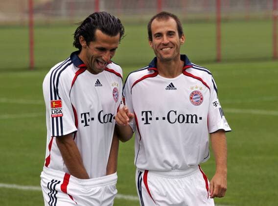 Mehmet Scholl (re.) findet es witzig, dass sich Hasan Salihamidzic (beide Bayern) in die Hose fasst Fußball 1. BL Herren Saison 2006 2007, Pressetermin FC Bayern München Gruppe München Harmonie Freude, Begeisterung, Komik, Fußball 1. BL Herren Saison 2006 2007, Pressetermin FC Bayern München Gruppe München Harmonie Freude, Begeisterung, Komik,