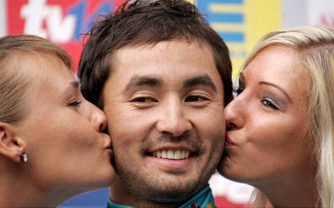 Assan Bazayev (Kasachstan Astana) - Gewinner der 1. Etappe der Deutschlandtour 2006 - holt sich die verdienten Siegerküsschen der Hostessen ab Radsport Herren Deutschland Tour 2006, Deutschlandtour, Protour, Straßenradsport, Straße, Rad Gruppe Etappensieger, lächeln 1. Etappe: Düsseldorf - Bielefeld Freude, Radsport Herren Deutschland Tour 2006, Deutschlandtour, Protour, Straßenradsport, Straße, Rad Gruppe Etappensieger, lächeln 1. Etappe: Düsseldorf - Bielefeld Freude,