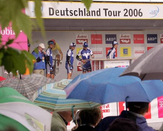 Deutschlandtour 2006: Das Team Volksbank Vorarlberg trägt sich geschlossen in die Startliste ein Radsport Herren Deutschland Tour 2006, Deutschlandtour, Protour, Straßenradsport, Straße, Rad, Totale 1. Etappe: Düsseldorf - Bielefeld Radsport Herren Deutschland Tour 2006, Deutschlandtour, Protour, Straßenradsport, Straße, Rad, Totale 1. Etappe: Düsseldorf - Bielefeld