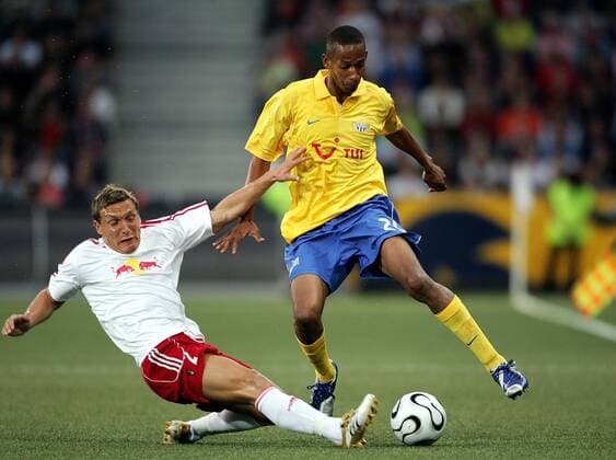 Cesar (FC Zürich, re.) gegen Laszlo Bodnar (Red Bull Salzburg) Fußball EC 1 Herren Champions League Qualifikation 2006 2007, SV Red Bull Salzburg - FC Zürich 2:0, RedBull Gruppe Salzburg Dynamik, Fußball EC 1 Herren Champions League Qualifikation 2006 2007, SV Red Bull Salzburg - FC Zürich 2:0, RedBull Gruppe Salzburg Dynamik,