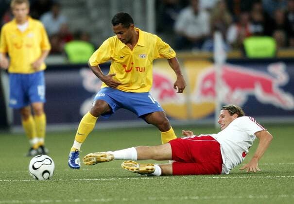 Rafael de Araujo (FC Zürich, li.) gegen Ezequiel Alejo Carboni (Red Bull Salzburg) Fußball EC 1 Herren Champions League Qualifikation 2006 2007, SV Red Bull Salzburg - FC Zürich 2:0, RedBull Gruppe Salzburg Dynamik, Fußball EC 1 Herren Champions League Qualifikation 2006 2007, SV Red Bull Salzburg - FC Zürich 2:0, RedBull Gruppe Salzburg Dynamik,