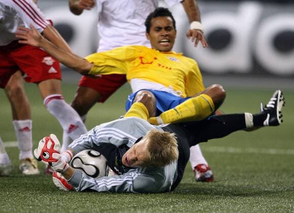 Torwart Timo Ochs (Red Bull Salzburg, vorn) muß das harte Einsteigen von Alexandre Alphonse (FC Zürich) verkraften Fußball EC 1 Herren Champions League Qualifikation 2006 2007, SV Red Bull Salzburg - FC Zürich 2:0, RedBull Gruppe Salzburg Dynamik, Kampf, Fußball EC 1 Herren Champions League Qualifikation 2006 2007, SV Red Bull Salzburg - FC Zürich 2:0, RedBull Gruppe Salzburg Dynamik, Kampf,