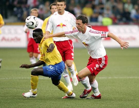 Thomas Linke (Red Bull Salzburg, re.) gegen Alhassane Keita (FC Zürich) Fußball EC 1 Herren Champions League Qualifikation 2006 2007, SV Red Bull Salzburg - FC Zürich 2:0, RedBull Gruppe Salzburg Dynamik, Fußball EC 1 Herren Champions League Qualifikation 2006 2007, SV Red Bull Salzburg - FC Zürich 2:0, RedBull Gruppe Salzburg Dynamik,