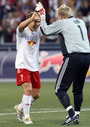 Laszlo Bodnar (li.) und Torwart Timo Ochs (beide Red Bull Salzburg) - Torjubel Fußball EC 1 Herren Champions League Qualifikation 2006 2007, SV Red Bull Salzburg, RedBull, T Mobile Bundesliga Gruppe Salzburg Freude, Fußball EC 1 Herren Champions League Qualifikation 2006 2007, SV Red Bull Salzburg, RedBull, T Mobile Bundesliga Gruppe Salzburg Freude,