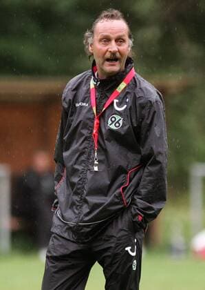 Trainer Peter Neururer (Hannover) steht im Regen Fußball 1. BL Herren Saison 2006 2007, Saisonvorbereitung, Vorbereitung, Training, Trainingslager, Hannover 96 Einzelbild Velden Fußball 1. BL Herren Saison 2006 2007, Saisonvorbereitung, Vorbereitung, Training, Trainingslager, Hannover 96 Einzelbild Velden