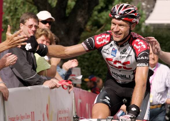 Jens Voigt (Deutschland CSC) klatscht mit einem Fan ab Radsport Herren Deutschland Tour 2006, Deutschlandtour, ProTour, Straßenradsport, Straße, Rad, Vdig Einzelbild 2. Etappe: Minden - Goslar Radsport Herren Deutschland Tour 2006, Deutschlandtour, ProTour, Straßenradsport, Straße, Rad, Vdig Einzelbild 2. Etappe: Minden - Goslar