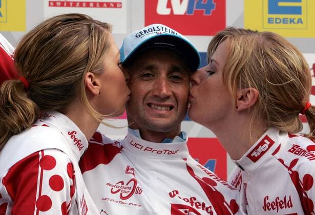 Davide Rebellin (Italien Gerolsteiner) im Bergtrikot bei der Siegerehrung zur 2. Etappe der Deutschland Tour 2006 Radsport Herren Deutschland Tour 2006, Deutschlandtour, ProTour, Straßenradsport, Straße, Rad, Vdig Gruppe 2. Etappe: Minden - Goslar Freude, Radsport Herren Deutschland Tour 2006, Deutschlandtour, ProTour, Straßenradsport, Straße, Rad, Vdig Gruppe 2. Etappe: Minden - Goslar Freude,