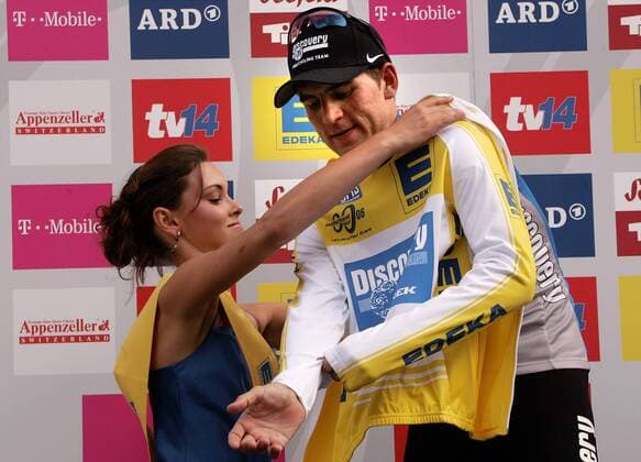 Vladimir Gusev (Rußland Discovery Channel) im gelben Trikot bei der Siegerehrung zur 2. Etappe der Deutschland Tour 2006 Radsport Herren Deutschland Tour 2006, Deutschlandtour, ProTour, Straßenradsport, Straße, Rad, Vdig Gruppe 2. Etappe: Minden - Goslar Radsport Herren Deutschland Tour 2006, Deutschlandtour, ProTour, Straßenradsport, Straße, Rad, Vdig Gruppe 2. Etappe: Minden - Goslar