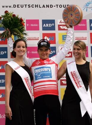 Vladimir Gusev (Rußland Discovery Channel) im roten Trikot bei der Siegerehrung zur 2. Etappe der Deutschland Tour 2006 Radsport Herren Deutschland Tour 2006, Deutschlandtour, ProTour, Straßenradsport, Straße, Rad, Vdig Gruppe 2. Etappe: Minden - Goslar Freude, Radsport Herren Deutschland Tour 2006, Deutschlandtour, ProTour, Straßenradsport, Straße, Rad, Vdig Gruppe 2. Etappe: Minden - Goslar Freude,
