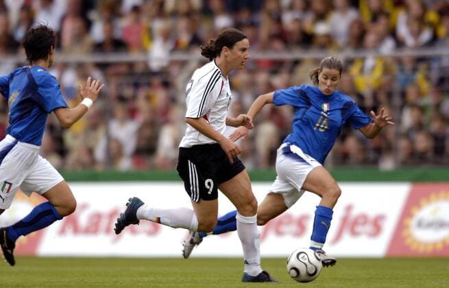 Birgit Prinz (Deutschland, li.) gegen Carolina Pini (Italien) Fußball Länderspiel Damen Freundschaftsspiel 2006, Länderspiel, Testspiel, Test, Frauenfußball, Frauen, Nationalteam Gruppe Krefeld Dynamik, Fußball Länderspiel Damen Freundschaftsspiel 2006, Länderspiel, Testspiel, Test, Frauenfußball, Frauen, Nationalteam Gruppe Krefeld Dynamik,