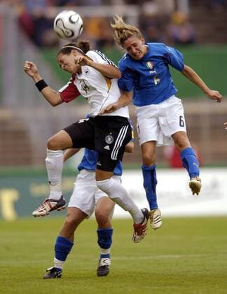 Celia Okoyino da Mbabi (Deutschland, li.) gegen Cristina Cassanelli (Italien) Fußball Länderspiel Damen Freundschaftsspiel 2006, Länderspiel, Testspiel, Test, Frauenfußball, Frauen, Nationalteam Gruppe Krefeld Dynamik, Kampf, Fußball Länderspiel Damen Freundschaftsspiel 2006, Länderspiel, Testspiel, Test, Frauenfußball, Frauen, Nationalteam Gruppe Krefeld Dynamik, Kampf,