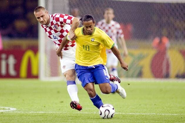Ronaldinho (Brasilien, re.) gegen Robert Kovac (Kroatien) Fußball WM Herren WM 2006, Länderspiel, Nationalteam, Gruppe F, Nationaltrikot, Brasilien - Kroatien 1:0 Gruppe Berlin Dynamik, Fußball WM Herren WM 2006, Länderspiel, Nationalteam, Gruppe F, Nationaltrikot, Brasilien - Kroatien 1:0 Gruppe Berlin Dynamik,