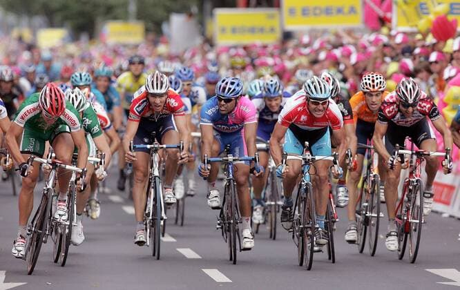 Massenspurt während der 3. Etappe der Deutschlandtour von Witzenhausen nach Schweinfurt mit Gerald Ciolek (Wiesenhof, li.) und Erik Zabel (4. v. li., Milram, beide Deutschland) Radsport Herren Deutschlandtour 2006, Tour, ProTour, Straßenradsport, Straße, Rad, Gruppe 3. Etappe: Witzenhausen - Schweinfurt Dynamik, Kampf, Anstrengung, Radsport Herren Deutschlandtour 2006, Tour, ProTour, Straßenradsport, Straße, Rad, Gruppe 3. Etappe: Witzenhausen - Schweinfurt Dynamik, Kampf, Anstrengung,