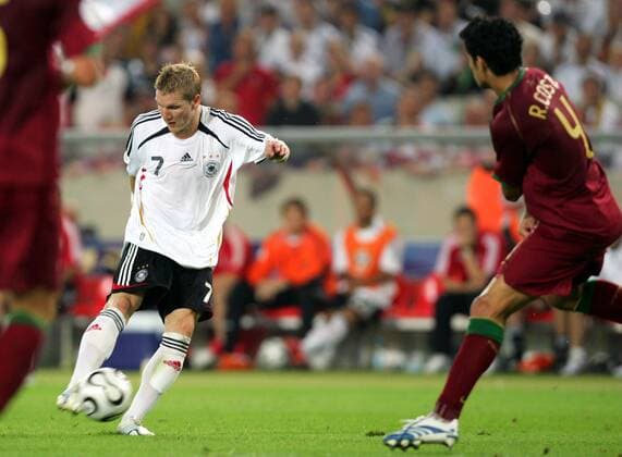 Bastian Schweinsteiger (Deutschland, li.) zieht ab und erzielt den Treffer zum 3:0, Ricardo Costa (Portugal) kommt zu spät Fußball WM Herren WM 2006, Länderspiel, Nationalteam, Spiel um Platz, drei, 3, Deutschland - Portugal 3:1, Vdig Gruppe Stuttgart Dynamik, Fußball WM Herren WM 2006, Länderspiel, Nationalteam, Spiel um Platz, drei, 3, Deutschland - Portugal 3:1, Vdig Gruppe Stuttgart Dynamik,