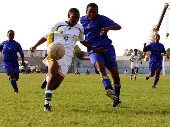 Salah Molo (Südafrika, li.) im Zweikampf gegen eine Spielerin aus Tansania -  Fußball Länderspiel Damen African Women Soccer Championship 2006, Kontinentalmeisterschaft, Afrikameisterschaft, Afrikacup Gruppe Dar es Salaam Dynamik, Fußball Länderspiel Damen African Women Soccer Championship 2006, Kontinentalmeisterschaft, Afrikameisterschaft, Afrikacup Gruppe Dar es Salaam Dynamik,