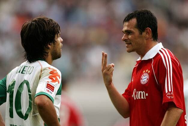 Willy Sagnol (Bayern, re.) zeigt Diego (Bremen) dessen zweites Vergehen an Fußball 1. BL Herren Ligapokal 2006 2007, Liga Pokal, Ligacup, Cup, Finale, Endspiel Gruppe Leipzig Fußball 1. BL Herren Ligapokal 2006 2007, Liga Pokal, Ligacup, Cup, Finale, Endspiel Gruppe Leipzig