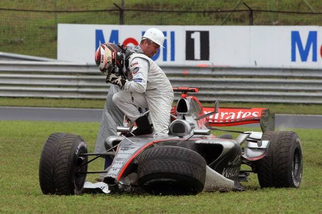 Kimi Räikkönen (Finnland McLaren Mercedes) steigt nach seinem Ausfall unversehrt aus seinem Boliden Motorsport Grand Prix Herren Großer Preis von Ungarn 2006, Formel 1 Weltmeisterschaft, F1, F, GP, WM Gruppe Hungaroring Budapest Motorsport Grand Prix Herren Großer Preis von Ungarn 2006, Formel 1 Weltmeisterschaft, F1, F, GP, WM Gruppe Hungaroring Budapest