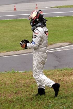 Kimi Räikkönen (Finnland McLaren Mercedes) nach seinem Ausfall auf dem Weg in die Box Motorsport Grand Prix Herren Großer Preis von Ungarn 2006, Formel 1 Weltmeisterschaft, F1, F, GP, WM Einzelbild Hungaroring Budapest Motorsport Grand Prix Herren Großer Preis von Ungarn 2006, Formel 1 Weltmeisterschaft, F1, F, GP, WM Einzelbild Hungaroring Budapest