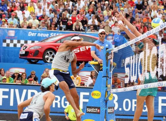 Ricardo Alex Costa Santos (Mitte) und Emanuel Rego (li.) gegen Fabio Luiz (alle Brasilien) Beachvolleyball Herren Swatch FIVB World Tour 2006, Beach, Grand Slam Gruppe Klagenfurt Dynamik, Beachvolleyball Herren Swatch FIVB World Tour 2006, Beach, Grand Slam Gruppe Klagenfurt Dynamik,
