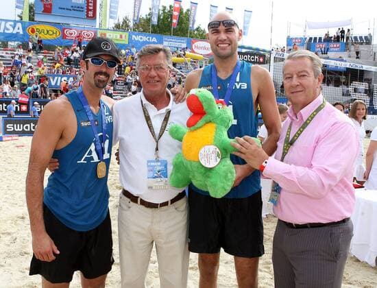 Die Sieger des Grand Slam in Klagenfurt 2006 Todd Rogers (li.) und Phil Dalhausser (beide USA) posieren gemeinsam mit Bürgermeister Harald Scheucher (2.v.li.) und Stadtrat Dieter Jandl (beide Österreich) Beachvolleyball Herren Swatch FIVB World Tour 2006, Beach, Grand Slam Gruppe Klagenfurt Freude, Beachvolleyball Herren Swatch FIVB World Tour 2006, Beach, Grand Slam Gruppe Klagenfurt Freude,